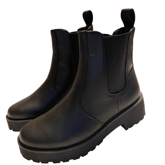 Dirty Laundry Shoes | Dirty Laundry Montana Lug Sole Chelsea Boot | Color: Black | Size: 8 | Pm-53307965's Closet